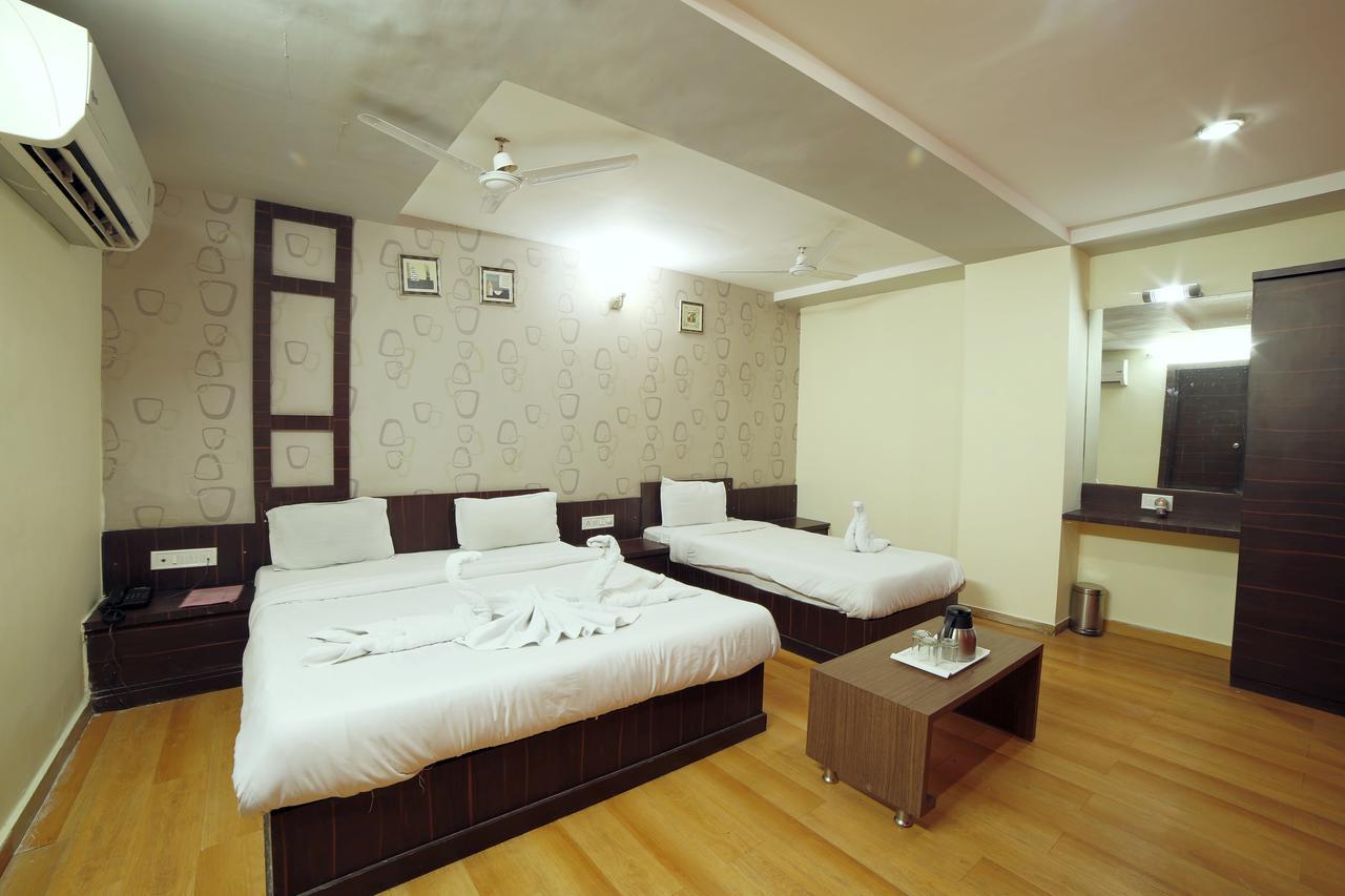 Hotel Avion Inn อาเมดาบัด ภายนอก รูปภาพ